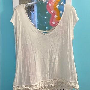 AMERICAN EAGLE LACE WHITE TOP.